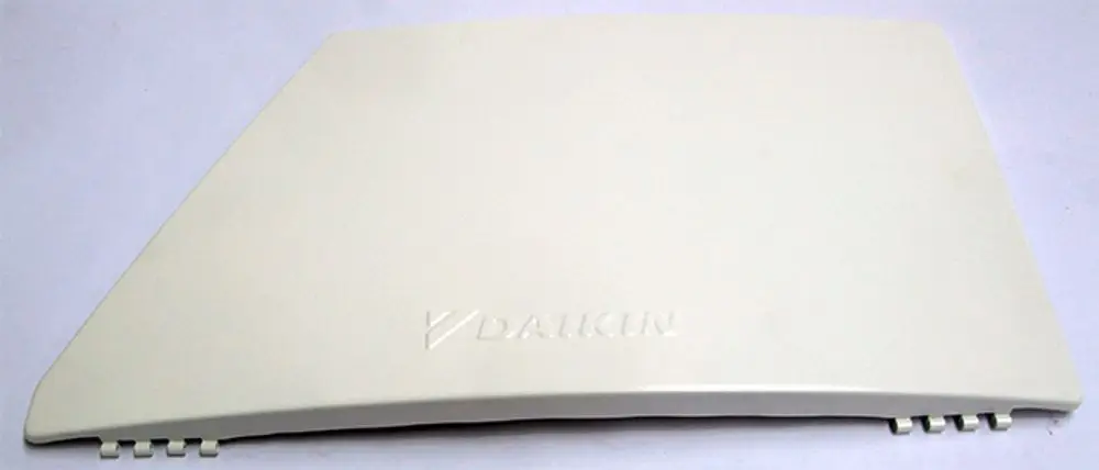 Weiße Abdeckung mit einem schrägen Design und dem Logo der Marke Daikin, geeignet für den Einsatz in bestimmten Klimaanlagenmodellen.